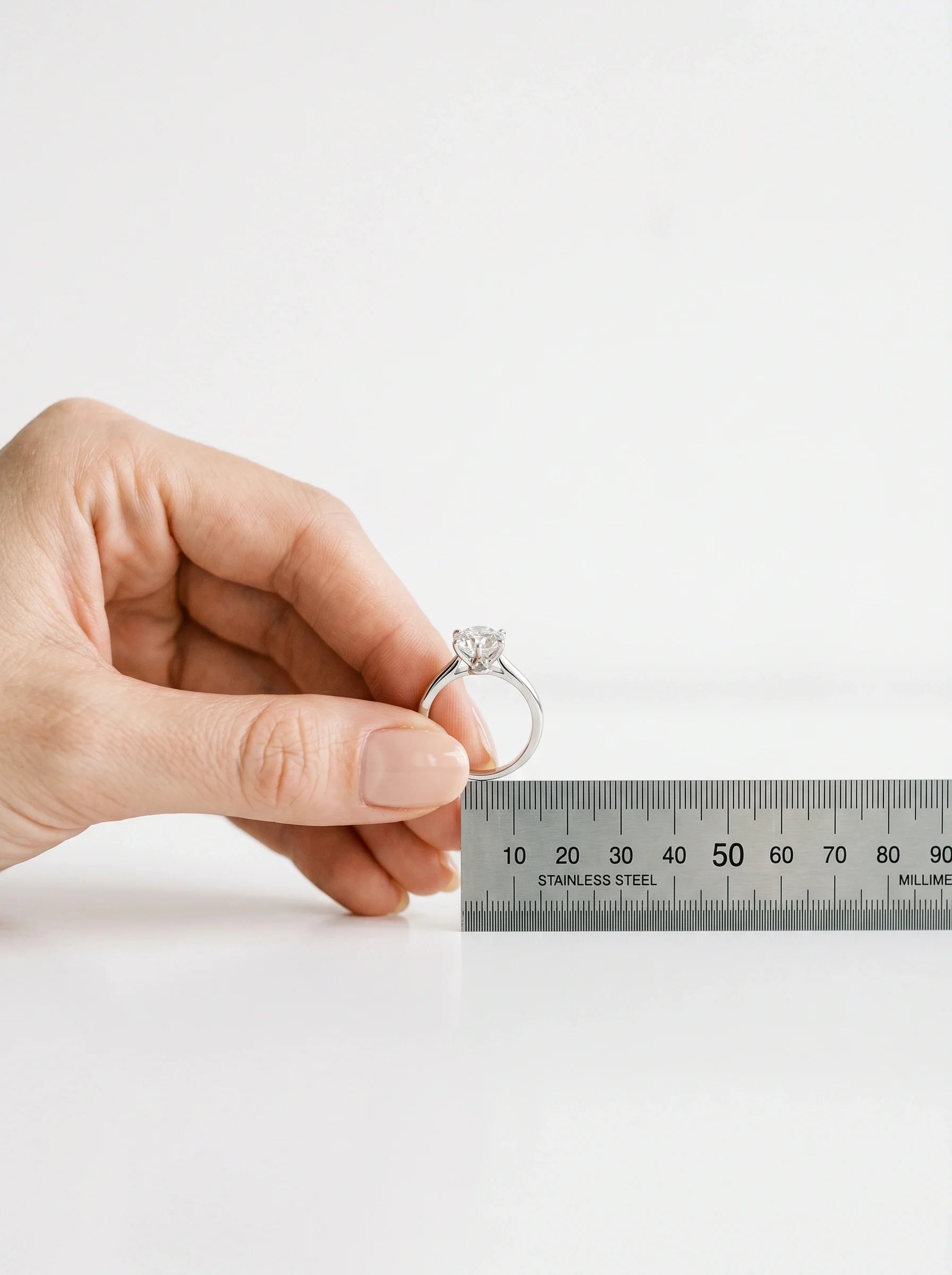 Guía de tallas de anillos: cómo medirte en casa sin equivocarte