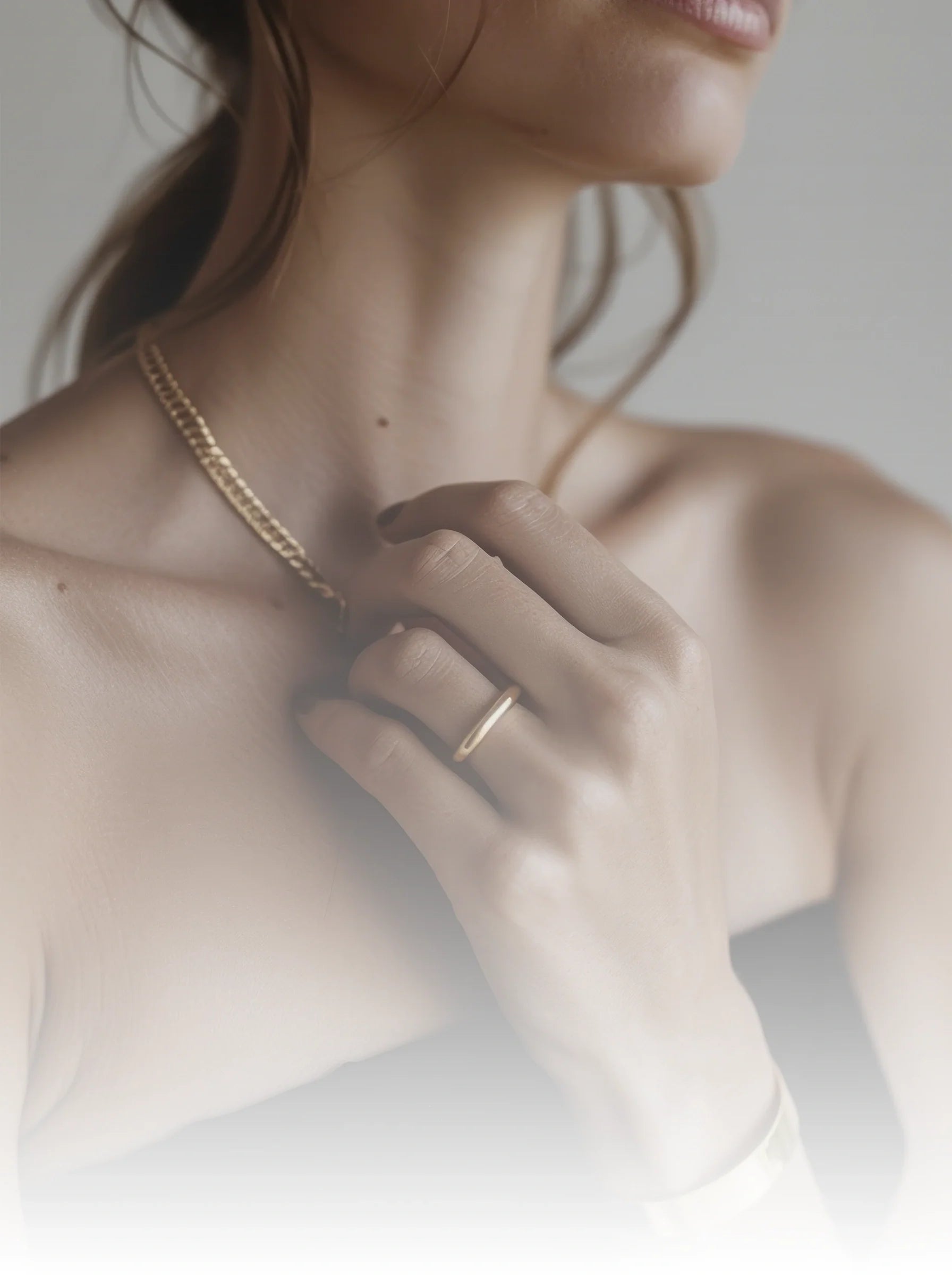 Cómo combinar joyas minimalistas: guía de estilo para un look atemporal